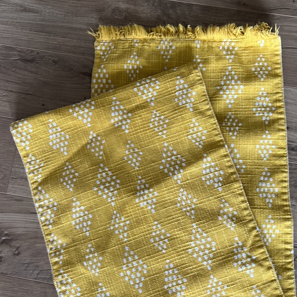 Table Runner - Picture 3 of 4